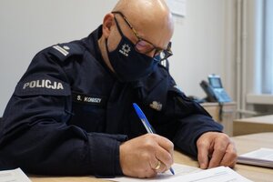 policjant wypełnia deklarację