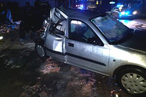 Uszkodzony samochód na miejscu zdarzenia