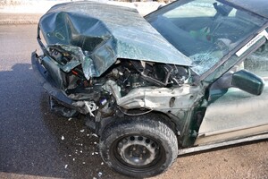 Rozbity przód pojazdu osobowego