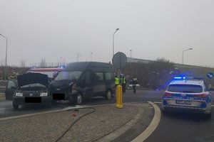 Rozbite samochody na drodze w miejscu zdarzenia