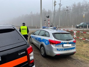 Funkcjonariusze Policji i SOK podczas działań na przejeździe kolejowym