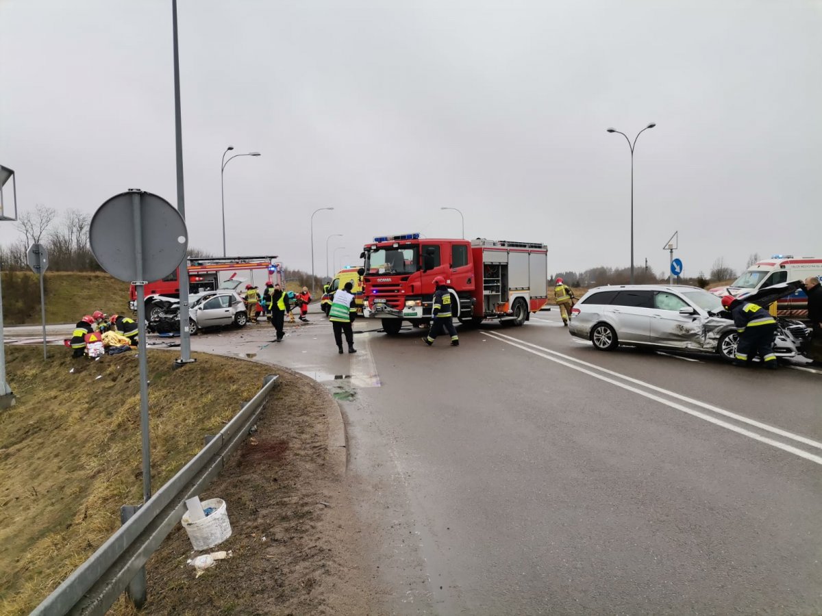 Na skrzyżowaniu stoją dwa uszkodzone pojazdy i służby ratownicze