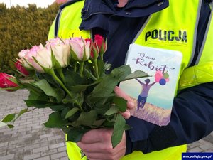 policjant trzyma kwiaty