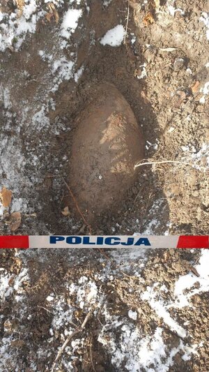 zabezpieczona w ziemi bomba lotnicza