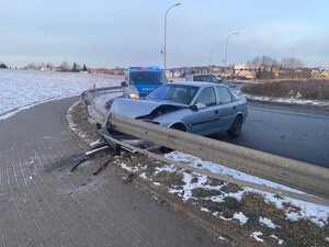 samochód który uderzył słup energochłonny