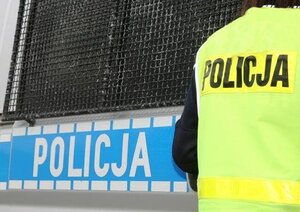 Policjant obok radiowozu