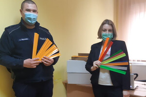 Dzielnicowy odbiera zakupione odblaski