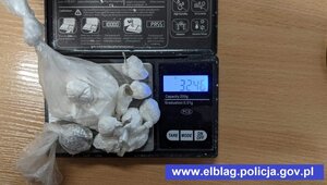 Na wadze w woreczkach biały proszek