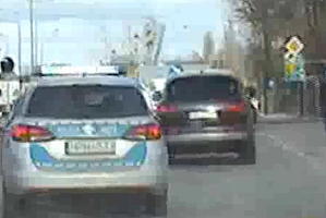 Radiowóz jadący za samochodem - zrzut ekranu z nagrania wideorejestratora