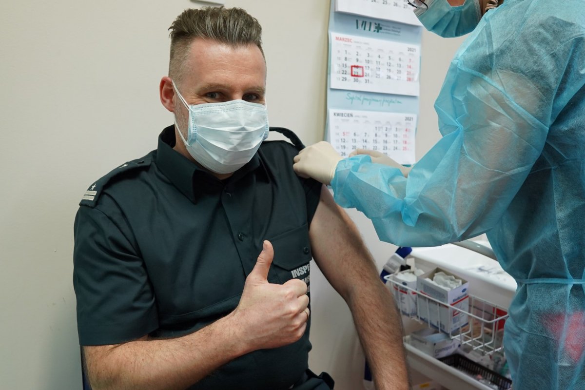 Rafał Pudelski Naczelnik Wydziału Inspekcji WITD w Olsztynie podczas szczepienia