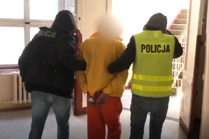 Zatrzymany prowadzony przez policjantów