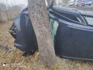 Pojazd leżący na boku przy drzewie