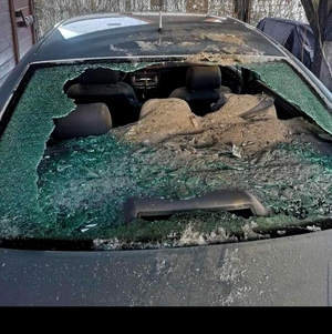 Rozbita tylna szyba w pojeździe