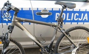 Rower stojący przed radiowozem