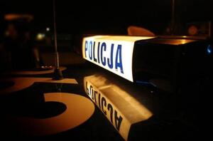 Dach radiowozu w nocy