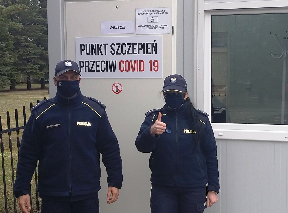 Dwóch policjantów przed punktem szczepień