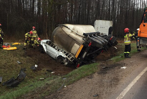 pojazd osobowy przygnieciony pojazdem ciężarowym.