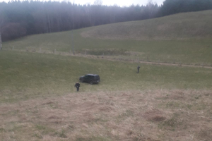 Porzucony samochód na łące