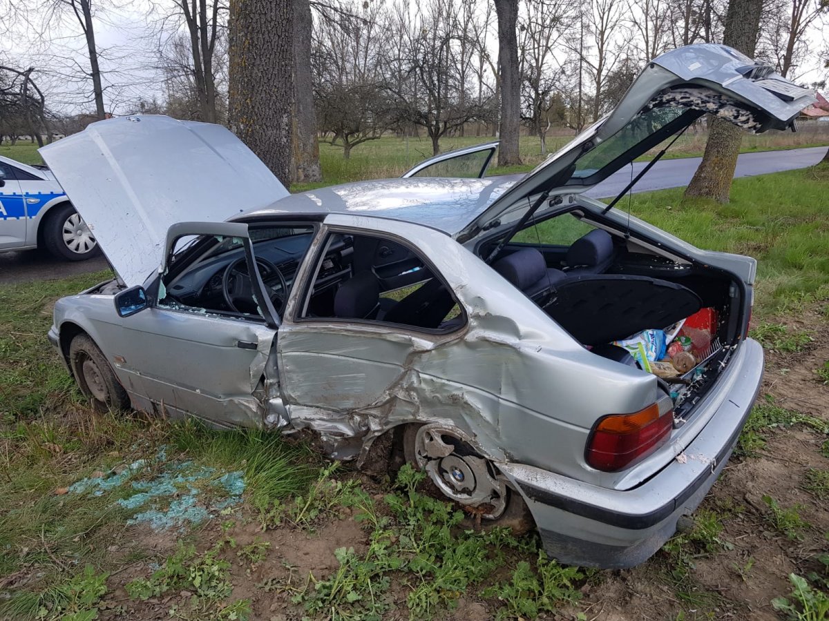 Uszkodzony pojazd osobowy z otwartą pokrywą silnika, drzwiami bagażnika i drzwiami od pasażera