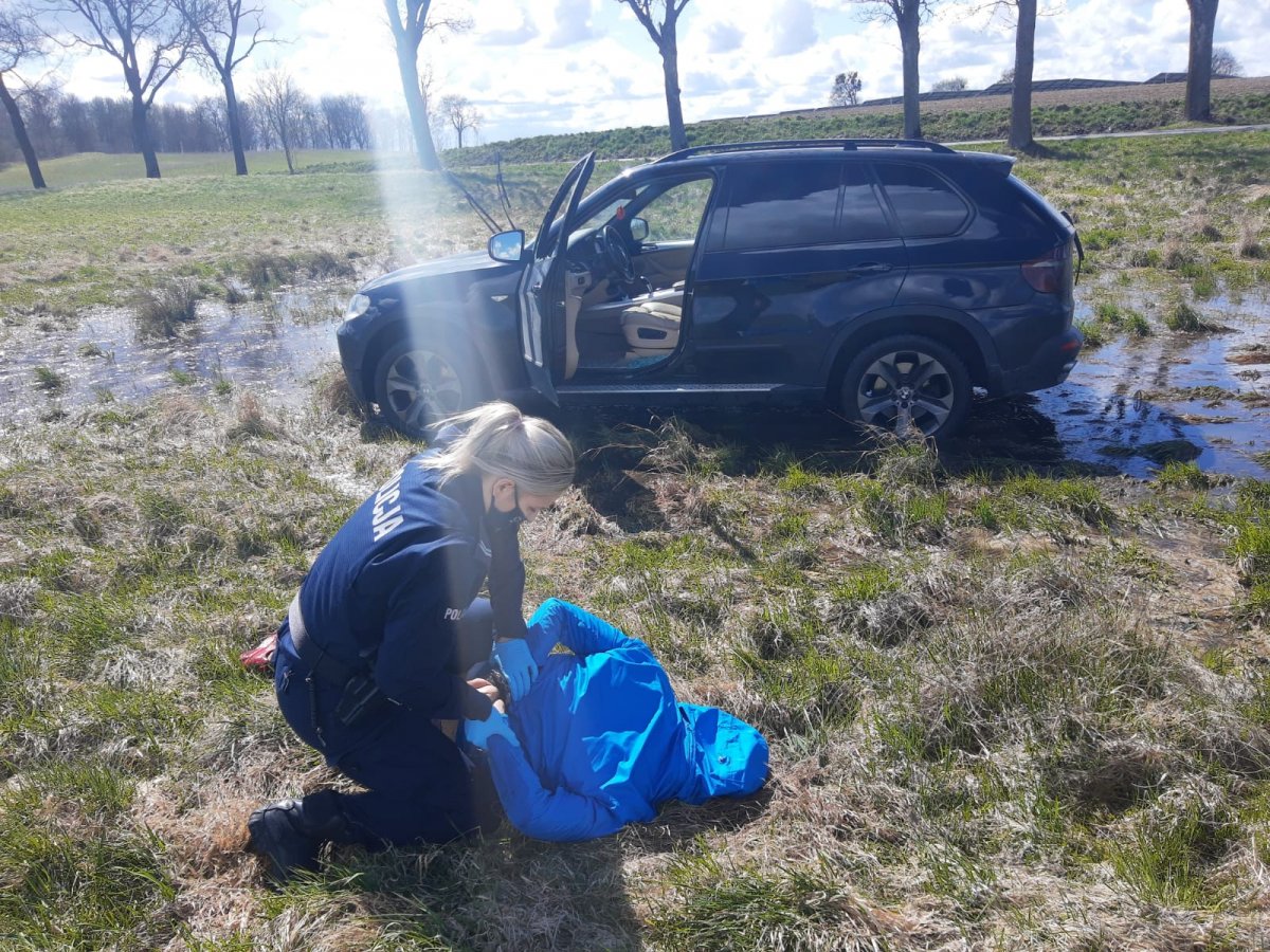 policjantka zakłada kajdanki osobie zatrzymanej