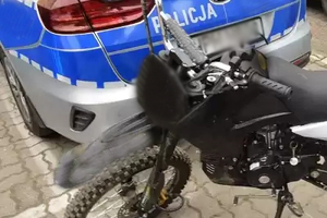 Motocykl stojący przed radiowozem