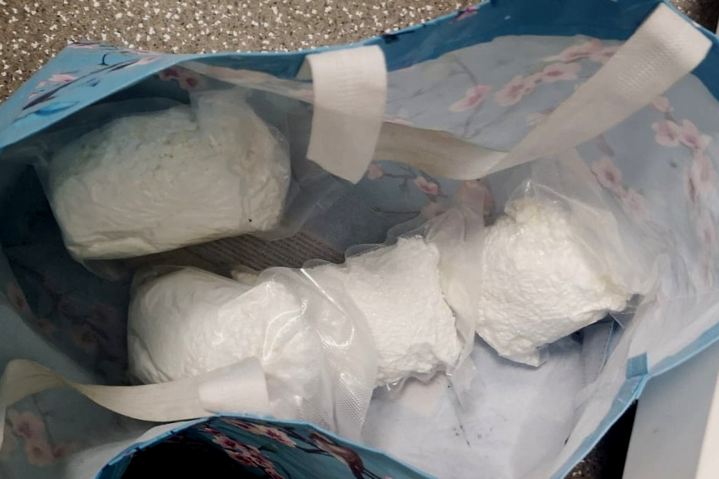 Zabezpieczone narkotyki, poporcjowane w opakowaniach foliowych, w torbie na zakupy