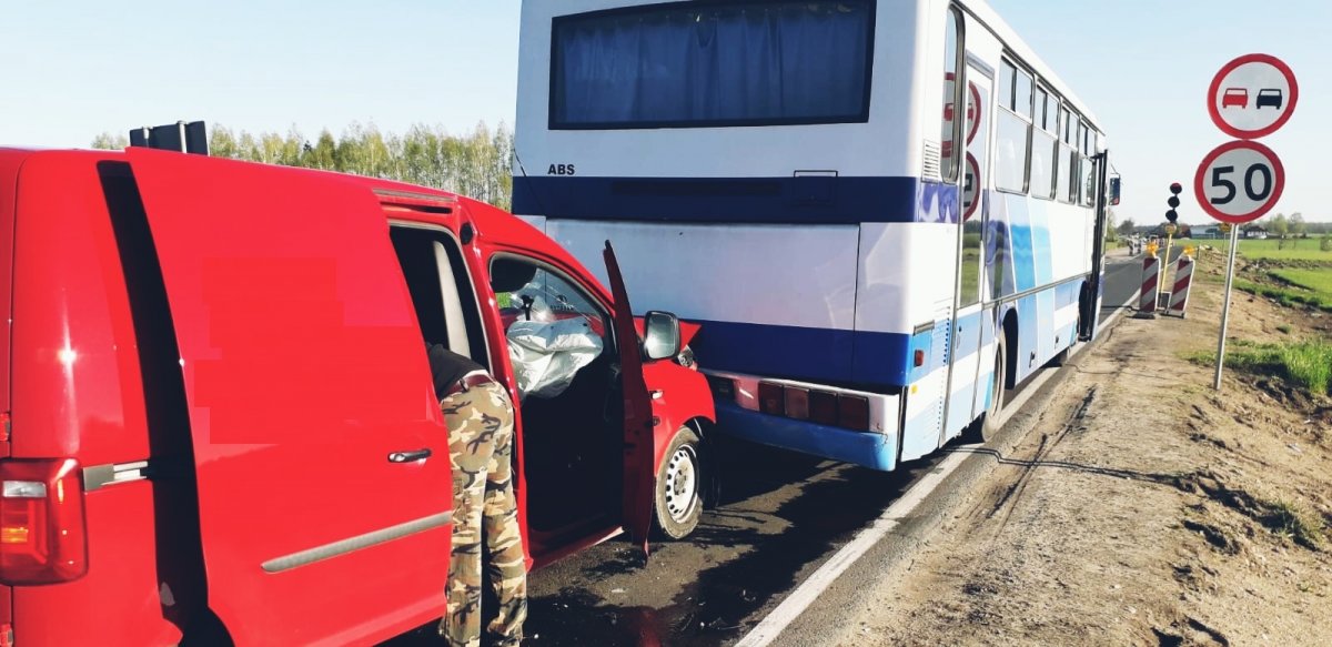 Pojazd osobowy wjechał w tył autobusu