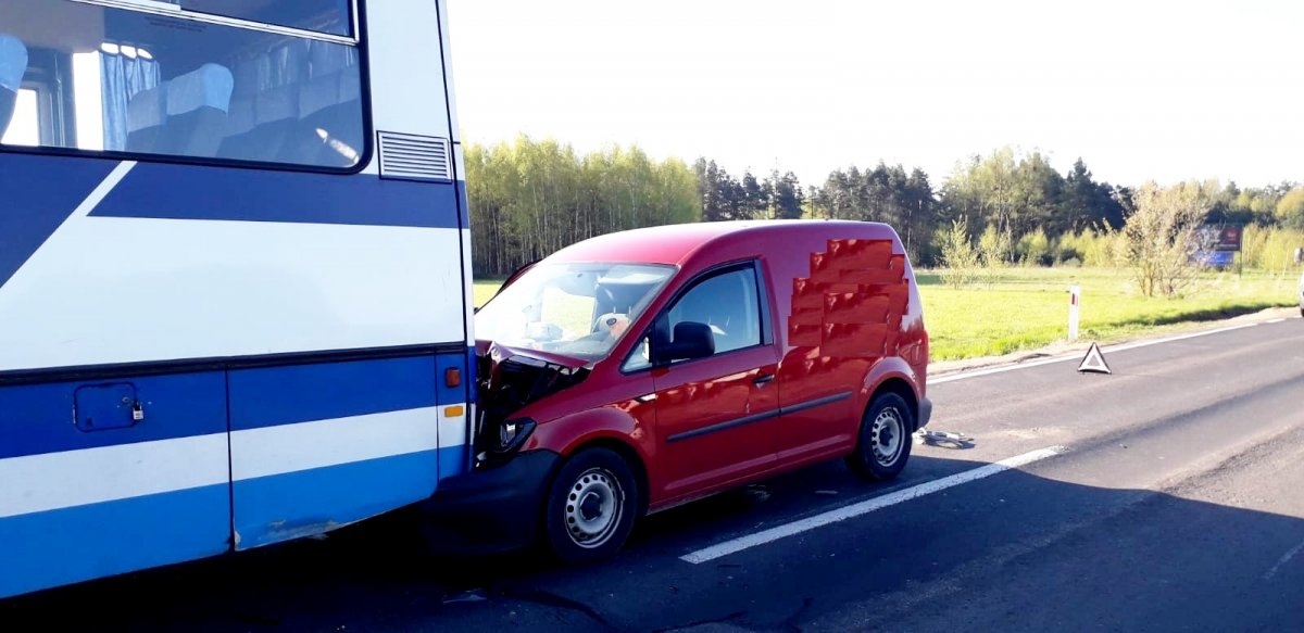 Pojazd osobowy wjechał w tył autobusu