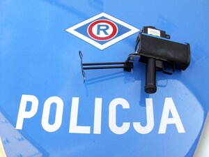 urządzenie do mierzenia prędkości leżący na masce samochodu