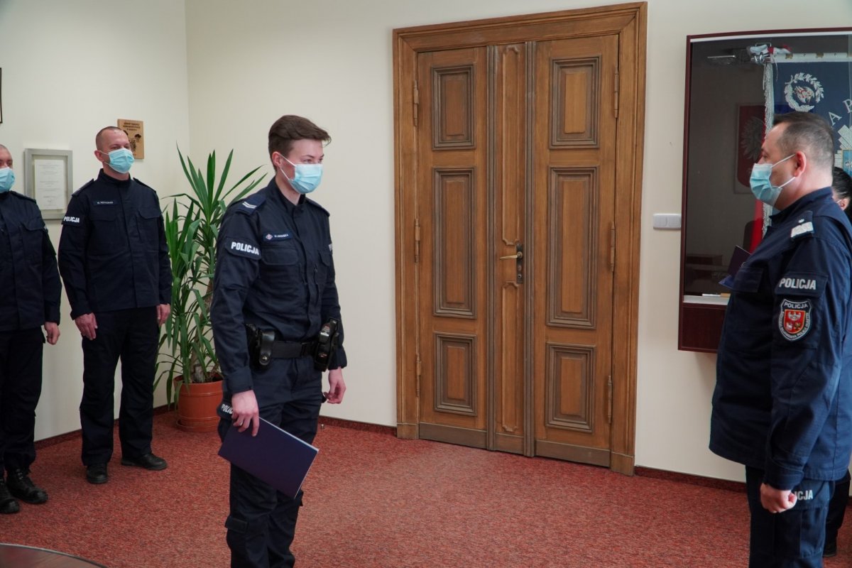 Wyróżnieni policjanci i nadinsp. Tomasz Klimek