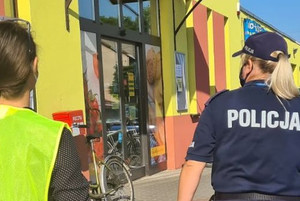 Policjantka przed sklepem