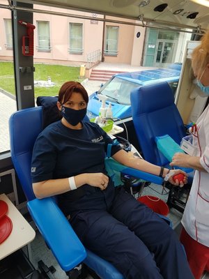 policjanci podczas szczepienia