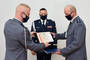 Od lewej: Komendant Powiatowy Policji w Piszu mł. insp. Marcin Kubas, Komendant Wojewódzki Policji w Olsztynie nadinsp. Tomasz Klimek, Komendant Powiatowy Policji w Ełku nadkom. Grzegorz Kobeszko.