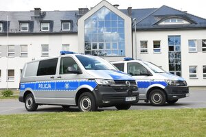 Nowy radiowóz przed budynkiem komendy