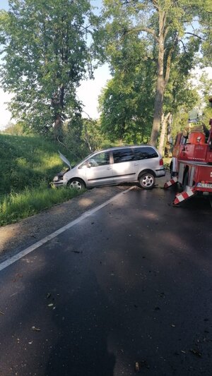po lewej stronie pojazd osobowy przodem do rowu po prawej wóz strażacki