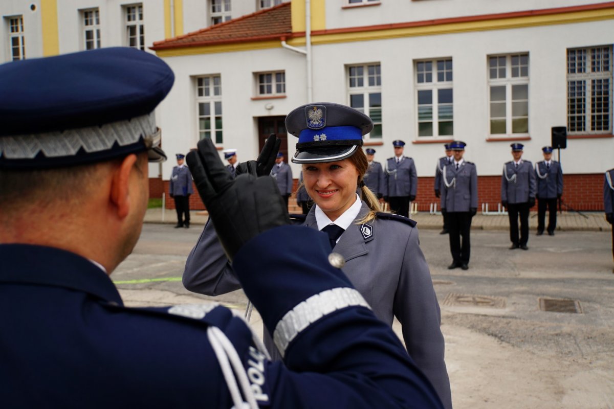 Policjantka odbierająca akt mianowania od nadinsp. Tomasza Klimka