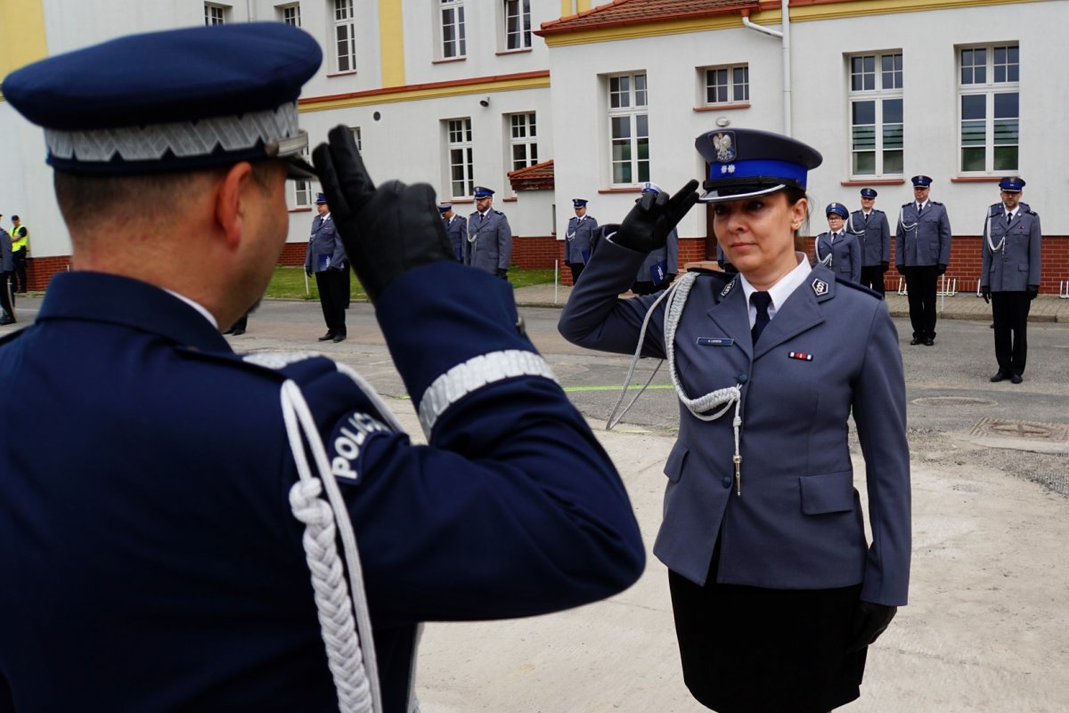 Policjantka odbierająca akt mianowania od nadinsp. Tomasza Klimka