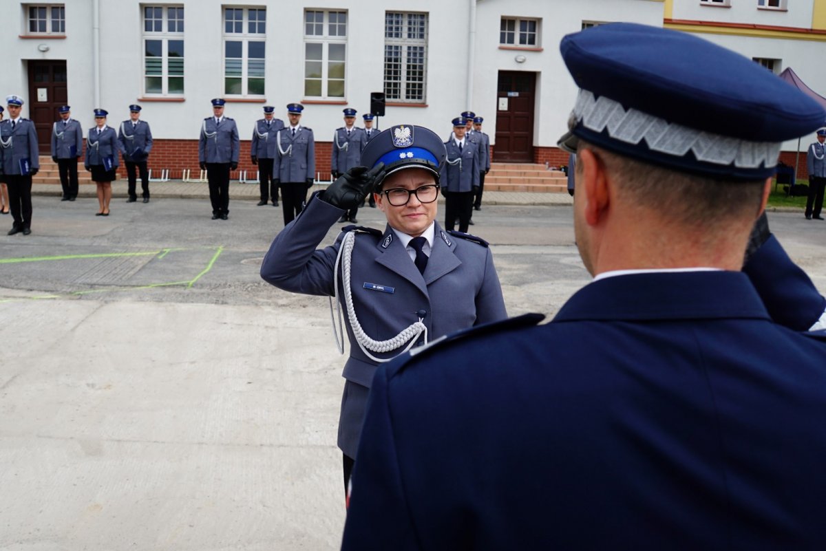 Policjantka odbierająca akt mianowania od nadinsp. Tomasza Klimka