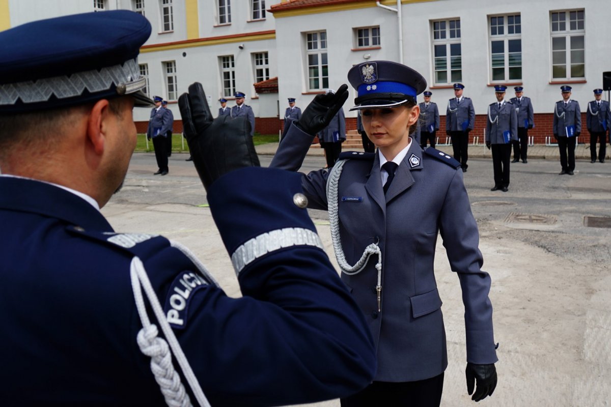 Policjantka odbierająca akt mianowania od nadinsp. Tomasza Klimka