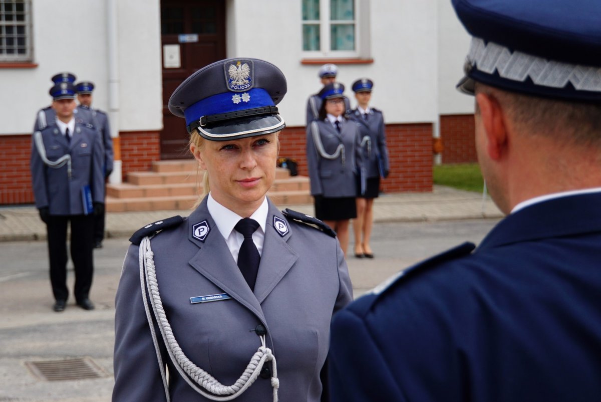 Policjantka odbierająca akt mianowania od nadinsp. Tomasza Klimka