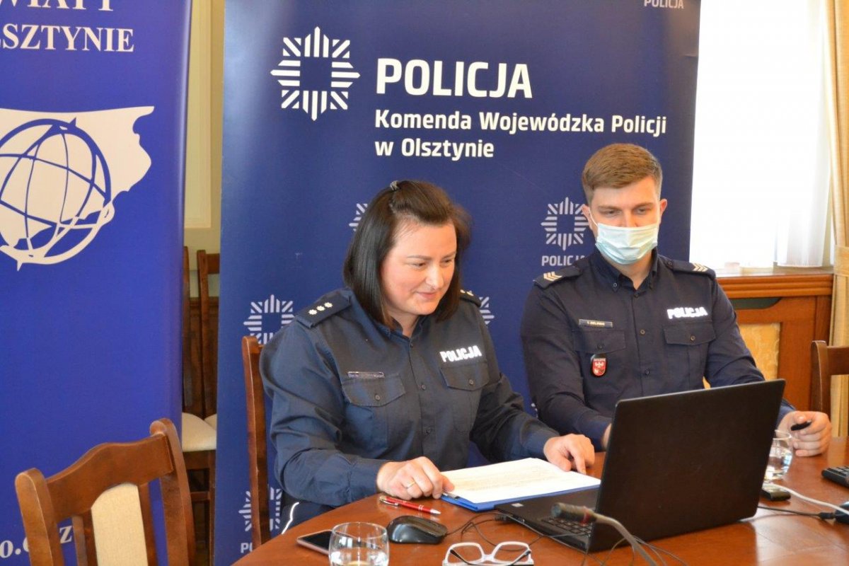 Policjanci podczas spotkania on-line