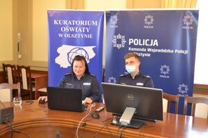 Policjanci podczas spotkania on-line