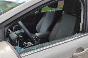 Samochód z wybitą szybą