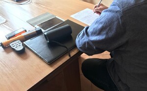 Policjant sporządza protokół rzeczy, tablet, głośnik