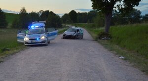 na drodze rozbity pojazd i radiowóz