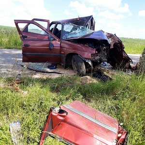 rozbity pojazd osobowy