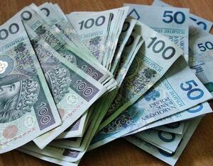 Banknoty leżące na stole