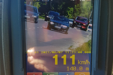 Ekran urządzenia pomiarowego wskazujące wynik pomiaru i samochód, który był kontrolowany