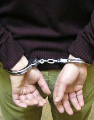 kajdanki założone na ręce