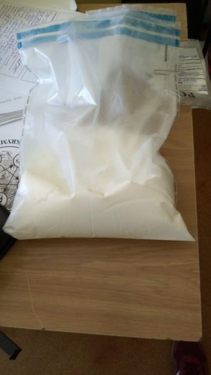 w woreczku strunowym biały proszek